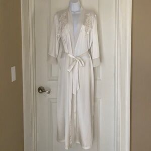 Línea Donatella Satin White Robe Sequins Floral Honeymoon Wedding Romantic S/M